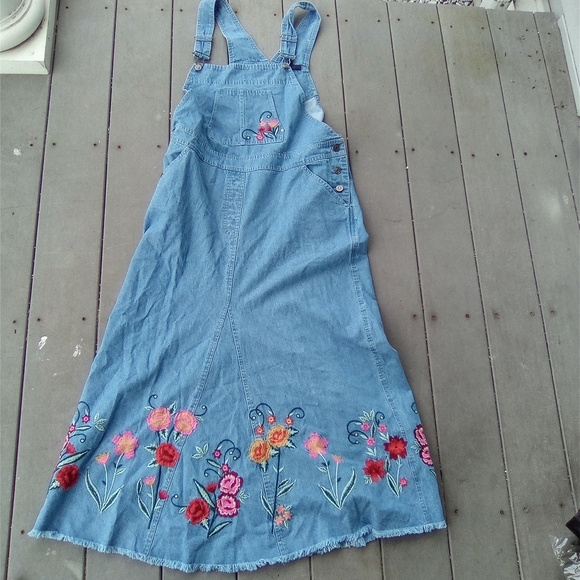 THE PYRAMID COLLECTION DRESS SIZE SMALL Floral Embroidered Denim Overall Dress - Picture 4 of 10